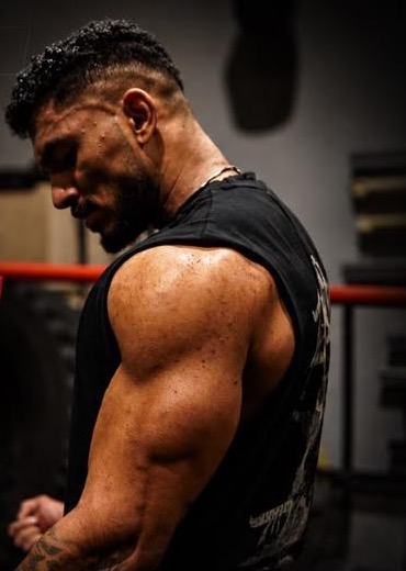 Dion Samuel training in the gym - Team DSF lifestyle coach